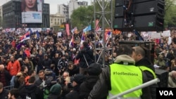 Protest "Svi kao jedan" u sklopu serije protesta "1 od 5 miliona" ispred Skupštine Srbije u Beogradu, 13. aprila 2019. (Aleksandra Nenadović, VOA)