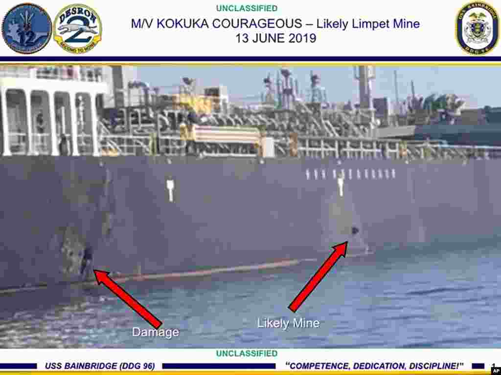 تصویری که سنتکام از نقطه برخورد با یکی از نفتکش&zwnj;ها در دریای عمان منتشر کرد. این تصاویر نشان می دهد انفجار به خاطر مین داخل آب نبوده و عملا حمله صورت گرفته است. آمریکا ایران را مسئول این حملات دانسته است.