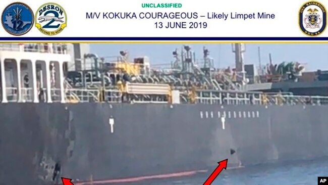 NÃ« kÃ«tÃ« foto tÃ« botuar nga Komanda Qendrore e UshtrisÃ« Amerikane tregohet dÃ«mi i shkaktuar nga minat ndaj anijes "Kokuka Courageous" nÃ« gjirin e Omanit, pranÃ« bregdetit iranian