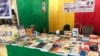 A la foire du livre au pavillon Soleil Levant, Ouagadougou le 24 novembre 2019 (VOA/Lamine Traoré)