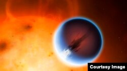 Planet HD 189733b tampak di depan bintang yang direka oleh seorang artis. Sabuk angin di sekitar ekuator planet bergerak dengan kecepatan 5400mph dari bagian yang diterangi cahaya bintang ke bagian malam.