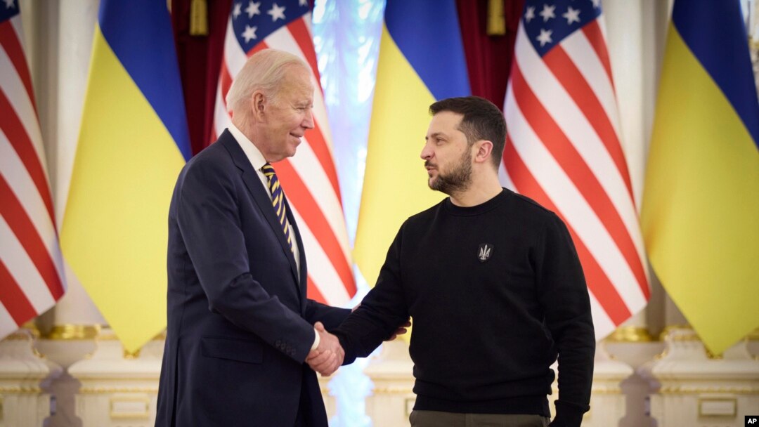 Presiden AS Joe BIden (kiri) menjabat tangan Presiden Ukraina Volodymyr Zelenskyy dalam pertemuan di Kyiv, Ukraina, pada 20 Februari 2023. (Foto: Ukrainian Presidential Press Office via AP)