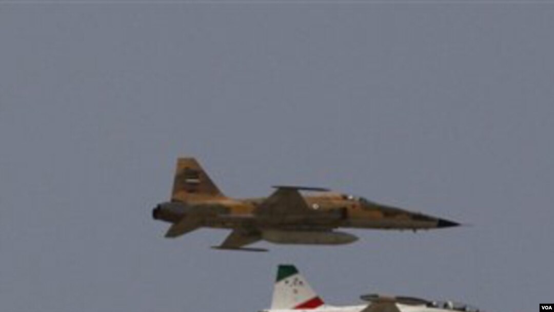 Pesawat-pesawat jet tempur Iran melakukan patroli udara.