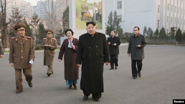El líder norcoreano Kim Jong Un (centro) visitó el sitio revolucionario Phyongchon, en Pyongyang, el jueves, 10 de diciembre de 2015.