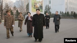 El líder norcoreano Kim Jong Un (centro) visitó el sitio revolucionario Phyongchon, en Pyongyang, el jueves, 10 de diciembre de 2015.