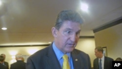 联邦参议员乔•曼钦(Senator Joe Manchin)接受美国之音采访