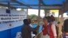 Pascale Meige de la Fédération internationale des Sociétés de la Croix-Rouge et du Croissant-Rouge (IFRC), se fait prélever la température au terme d'une visite dans les zones touchées par Ebola, Beni, Nord-Kivu, RDC, 1er septembre 2018. (Twitter/Pascale 