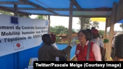 Pascale Meige de la Fédération internationale des Sociétés de la Croix-Rouge et du Croissant-Rouge (IFRC), se fait prélever la température au terme d'une visite dans les zones touchées par Ebola, Beni, Nord-Kivu, RDC, 1er septembre 2018. (Twitter/Pascale 