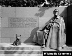 Статуя Фалы находится рядом с памятником президенту Рузвельту в Вашингтоне