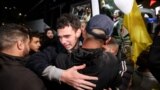 Novooslobođeni palestinski zatvorenici pozdravljaju prijatelje i rodbinu nakon što su oslobođeni iz izraelskih zatvora u zamjenu za izraelske taoce.