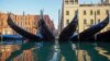 Gondola-gondola tampak bersandar di Grand Canal, Venesia saat pemerintah Italia meminta warga untuk tinggal di rumah karena wabah virus corona, Senin, 6 April 2020. (Foto: AP)