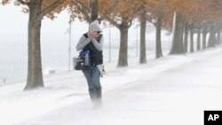 Una mujer se ve obligada a andar media milla bajo la nieve en Chicago, en medio de la tormental invernal que azota a Estados Unidos este 12 de noviembre de 2019.