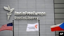 Markas besar Radio Free Europe/Radio Liberty (RFE/RL) terlihat dengan bendera Amerika Serikat, RFE/RL dan Republik Ceko di latar depan, di Praha Jumat, 15 Januari 2010. (Foto: AP)
