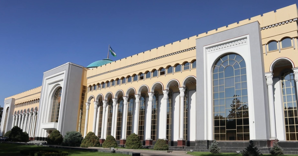 Jiyan yalangoch Katta sharlari bolgan goshtli xoroz teshikni erkaladi