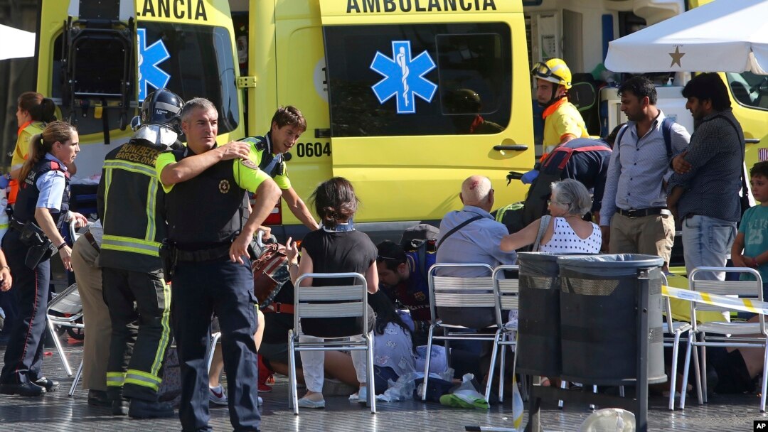 Petugas medis merawat para korban luka-luka dalam serangan teror di Barcelona, Kamis (17/8). 