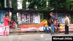 Warga di Yogyakarta masih berkerumun, Senin 6 April 2020, menandakan komunikasi kurang efektif terkait social distancing. (Foto: VOA/ Nurhadi)