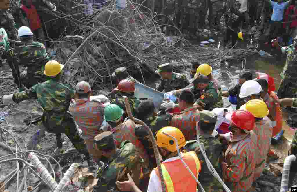 10일 방글라데시 의류공장 사고 현장 잔해에서 17일 만에 생존자를 구출해낸 긴급구조반.