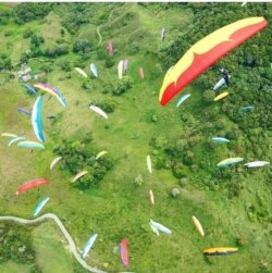 El turismo es una de las bases de la economía de esta región, sus cielos sirven de escenario para la práctica de deportes aéreos.