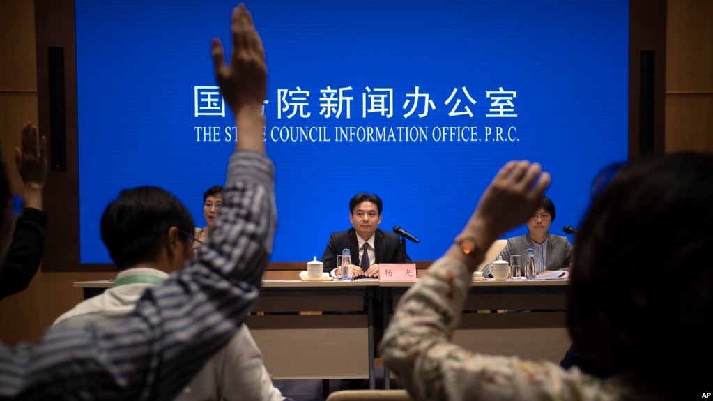 中国国务院港澳办公室发言人杨光2019年8月6日在北京举行的记者会上准备回答记者提问题。(photo:VOA)