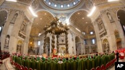 Paus Fransiskus memimpin misa di Basilika Santo Petrus di Vatikan. (AP/Alessandra Tarantino)