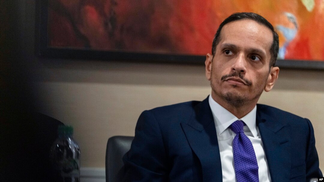 Perdana Menteri sekaligus Menlu Qatar Sheikh Mohammed bin Abdulrahman bin Jassim Al-Thani menghadiri konferensi pers mengenai perang Israel dan Hamas di Washington, Amerika Serikat, 8 Desember 2023. (Foto: Jacquelyn Martin/AFP)