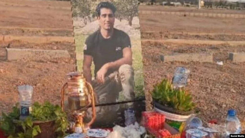 عکسی منتسب به مزار مهران بهرامیان زندانی سیاسی اعدام شده در سمیرم اصفهان