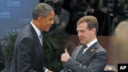 ປະທານາທິບໍດີຣັດເຊຍ ທ່ານ Dmitry Medvedev (ຂວາ) ຍົກໂປ້ໃຫ້ປະທານາທິບໍດີສະຫະລັດ ທ່ານບາຣັກ ໂອບາມາ ໃນຂະນະທີ່ພວກທ່ານພົບປະກັນໃນກອງປະຊຸມຄົບຄະນະເທື່ອທຳອິດໃນລະຫວ່າງກອງປະຊຸມສຸດຍອດ APEC ທີ່ນະຄອນໂຮໂນລູລູ ລັດຮາວາຍ (13 ພະຈິກ 2011)