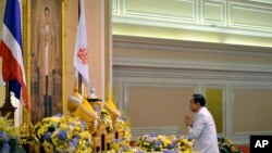 Jenderal Prayuth Chan-ocha memberikan hormat pada lukisan Raja Bhumibol Adulyadej saat menerima perintah resmi raja atas penunjukkannya di Bangkok (25/8).