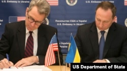 U.S. Ambassador Pyatt and Kharkiv Governor Rainin sign a Memorandum of Understanding to Expand Trade Development and Cooperation.