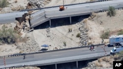 Foto aérea del puente colapsado sobre la autopista Interestatal 10. Los carriles de arriba iban en direccion a Phoenix.