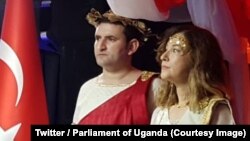 L'ambassadrice Sedef Yavuzalp, dans un costume inspiré de la mythologie grecque et responsable non identifié de l’ambassade déguisé en Zeus, lors de la fête nationale turque, à l’ambassade turque à Kampala, Ouganda, 29 octobre 2016. (Twitter/Parliament of