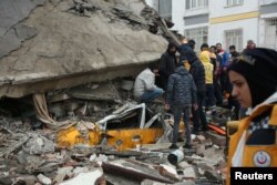 Un edificio reducido a escombros por un terremoto en Diyarbakir, Turquía, el 6 de febrero de 2023.