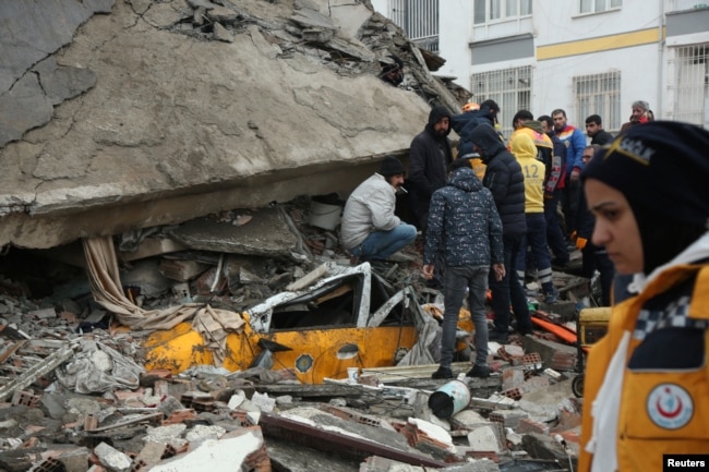 Un edificio reducido a escombros por un terremoto en Diyarbakir, Turquía, el 6 de febrero de 2023.