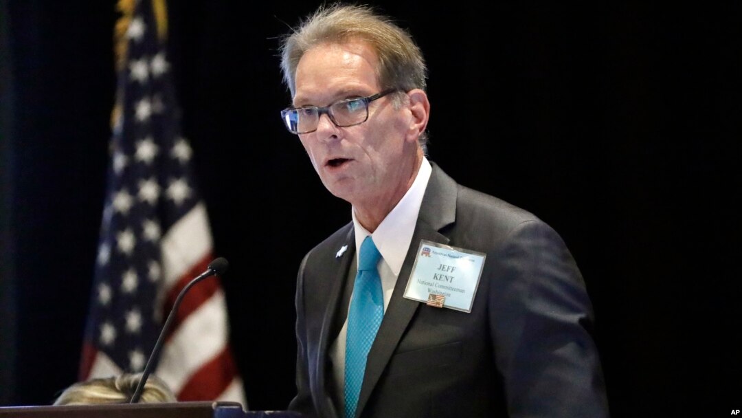 Jeff Kent memimpin salah satu sesi pada pertemuan Komite Nasional Partai Republik, RNC di Nashville, Tennessee (24/8). 