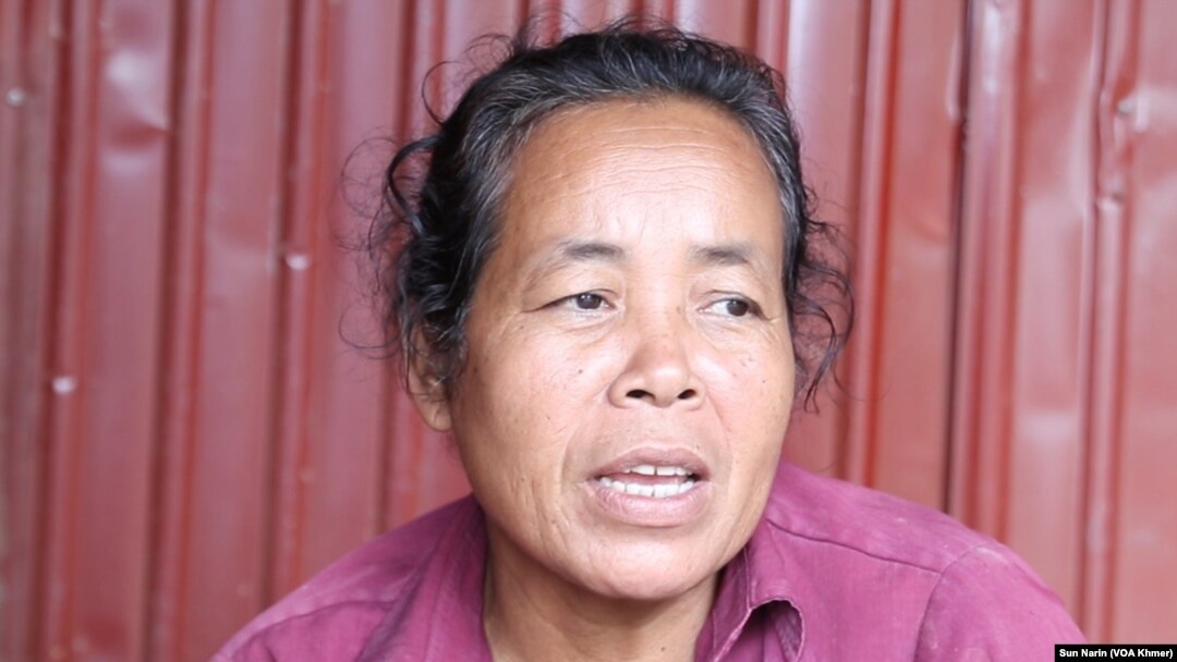 អ្នកស្រី អួន ខាត់ណា ពលរដ្ឋរស់នៅក្នុងស្រុកមង្គលបុរី ខេត្តបន្ទាយមានជ័យ។ (ស៊ុន ណារិន/វីអូអេ)