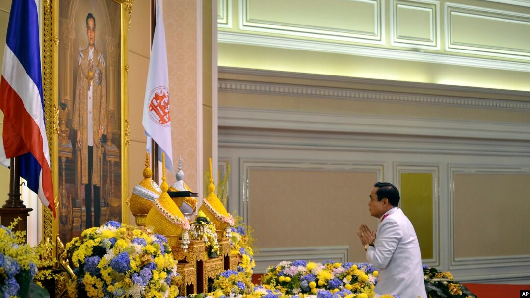 Jenderal Prayuth Chan-ocha memberikan hormat pada lukisan Raja Bhumibol Adulyadej saat menerima perintah resmi raja atas penunjukkannya di Bangkok (25/8).