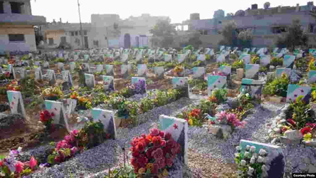 Tempat para martir Suriah yang protes melawan pasukan Presiden Bashar al-Assad dimakamkan (17/2). (Lens Young Homsi)