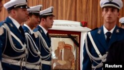 Des policiers algériens au garde-à-vous devant la photo du chef de la police nationale Ali Tounsi lors d'une cérémonie pour lui rendre un dernier hommage à l'école de police d'Alger, le 26 février 2010.