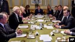 法国总统马克龙（右）在爱丽舍宫与一些世界著名企业家和慈善家会晤。（2017年12月12日）