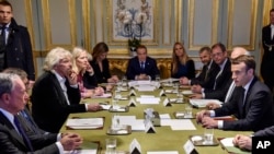 Presiden Prancis Emmanuel Macron, kanan, bertemu dengan pengusaha AS Michael Bloomberg, kiri, pendiri Microsoft Bill Gates, pengusaha Inggris Sir Richard Branson, ketiga dari kiri, dan filantropis lainnya, di Istana Elysee di Paris, 12 Desember 2017. 