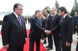 O'zbekiston rahbari Shavkat Mirziyoyev 2018-yilda Dushanbega borganida Rustam Emomali bilan tanishgan