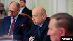 Penjabat Presiden Ukraina Oleksander Turchinov (tengah) dan PM Arseny Yatseniuk (kiri) ikut dalam acara dialog nasional di Kyiv, Rabu (14/5). 