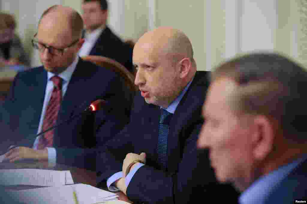 Acting Ukrainian President Oleksandr Turchynov (center) and Prime Minister Arseniy Yatsenyuk (left) take part in talks aimed at quelling a pro-Russian rebellion in the east, in Kyiv, May 14, 2014.