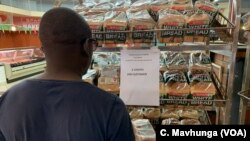 Zimbabweans are limited to just two loaves as part of efforts to ensure everyone gets some bread since supply is not meeting demand. Picture taken in Harare, Oct. 13, 2018.