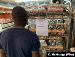 Zimbabweans buying bread are limited to just two loaves as part of efforts to ensure everyone gets some bread since supply is not meeting demand. Picture taken in Harare, Oct. 13, 2018.