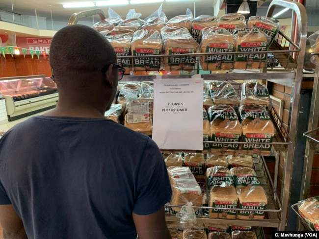 Zimbabweans buying bread are limited to just two loaves as part of efforts to ensure everyone gets some bread since supply is not meeting demand. Picture taken in Harare, Oct. 13, 2018.