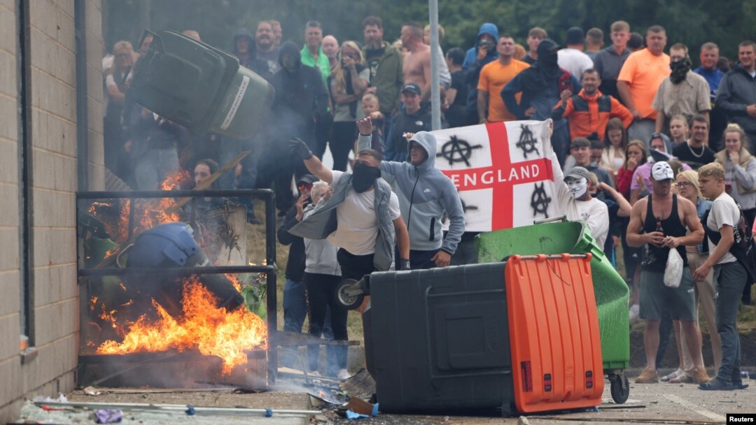 Anti-imigrantski protesti u Roterhamu u Velikoj Britaniji (REUTERS/Hollie Adams)