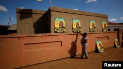 9일 총선 개표가 진행 중인 남아프리카 공화국 요하네스버그의 벽에 집권당인 아프리카 민족회의(ANC) 선전 포스터가 붙여 있다. 