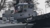 Hư hại trên một trong những con tàu của Ukraine bị Nga bắt giữ trên eo biển Kerch. Nga nói Mỹ đã khích lệ những hành động khiêu khích như vậy của Ukraine khi đưa tàu vào khu vực lãnh hải của họ ở Biển Đen