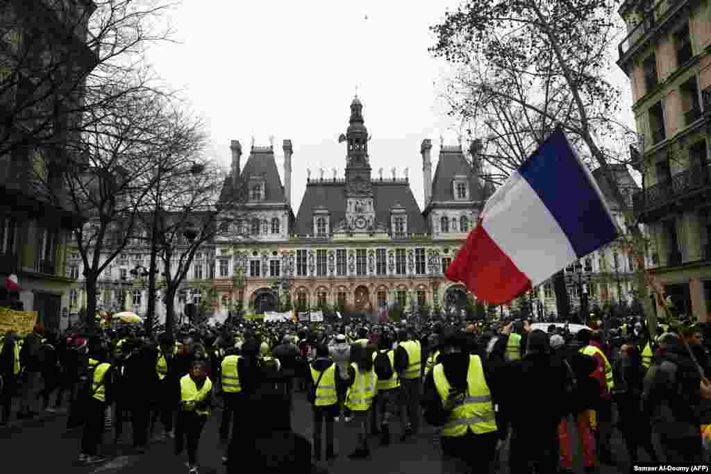 جلیقه زرد ها در فرانسه باز به خیابان آمدند. آنها که به وضعیت اقتصادی انتقاد دارند خواستار کناره گیری ماکرون هستند.